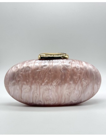 El clutch perfecto que realza todo tipo de vestidos, para añadir el toque mágico.
