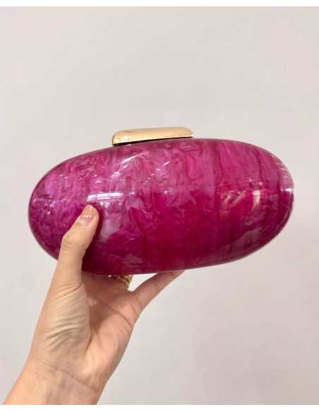 El clutch perfecto que realza todo tipo de vestidos, para añadir el toque mágico.
