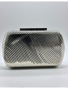 El clutch perfecto que realza todo tipo de vestidos, para añadir el toque mágico.