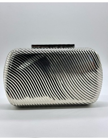 El clutch perfecto que realza todo tipo de vestidos, para añadir el toque mágico.