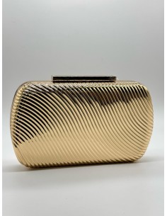 El clutch perfecto que realza todo tipo de vestidos, para añadir el toque mágico. 2