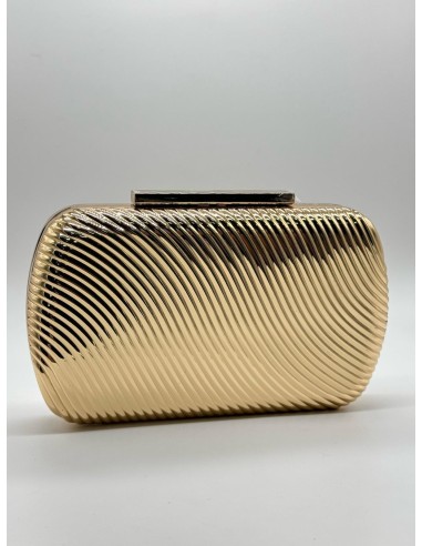 El clutch perfecto que realza todo tipo de vestidos, para añadir el toque mágico.