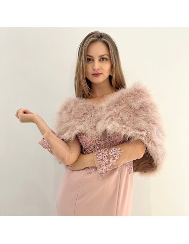 Capa de plumas con cierre frontal mediante broche interior.