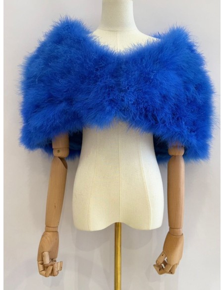 Capa de plumas con cierre frontal mediante broche interior.