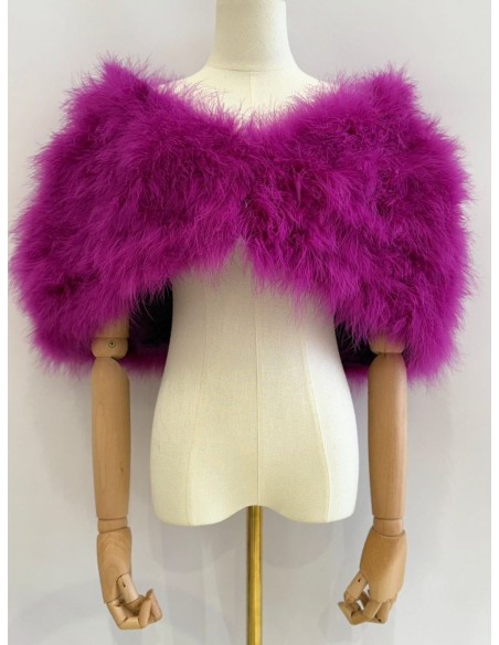 Capa de plumas con cierre frontal mediante broche interior.