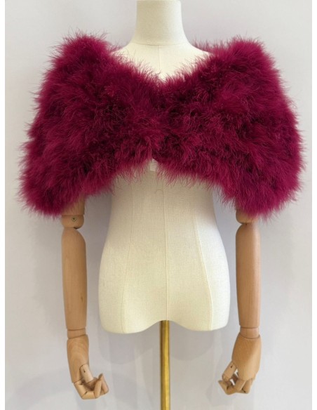Capa de plumas con cierre frontal mediante broche interior.
