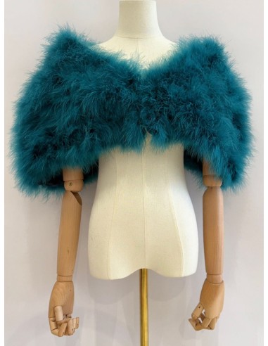 Capa de plumas con cierre frontal mediante broche interior.