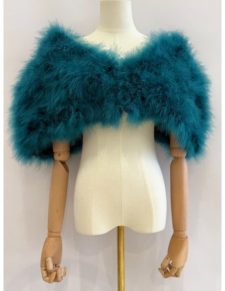 Capa de plumas con cierre frontal mediante broche interior.