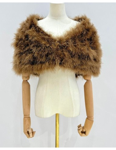 Capa de plumas con cierre frontal mediante broche interior.