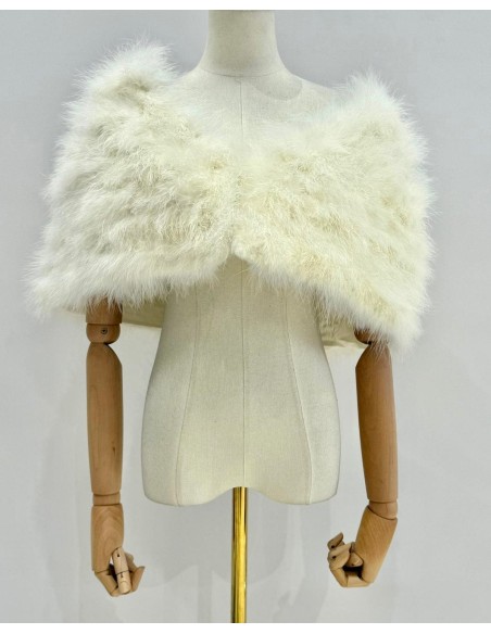 Capa de plumas con cierre frontal mediante broche interior.