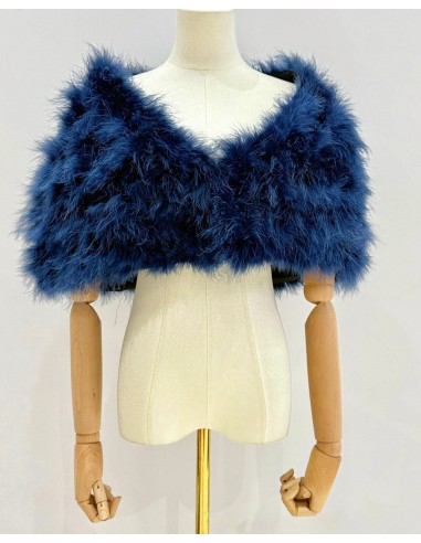 Capa de plumas con cierre frontal mediante broche interior.