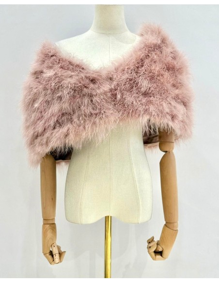 Capa de plumas con cierre frontal mediante broche interior.