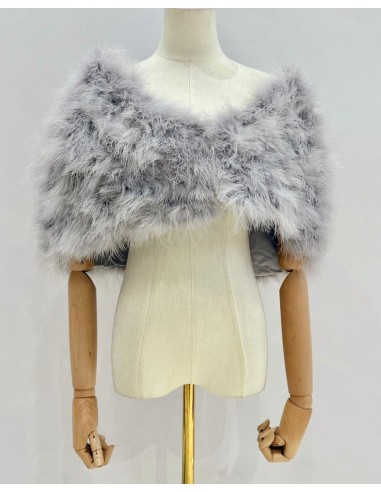 Capa de plumas con cierre frontal mediante broche interior.