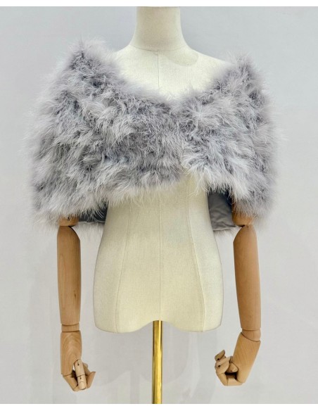 Capa de plumas con cierre frontal mediante broche interior.