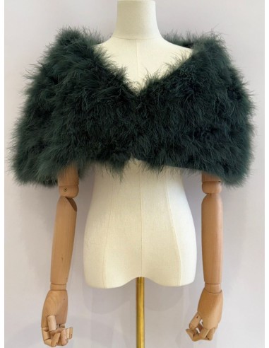 Capa de plumas con cierre frontal mediante broche interior.