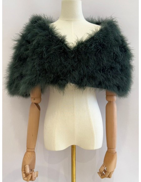 Capa de plumas con cierre frontal mediante broche interior.