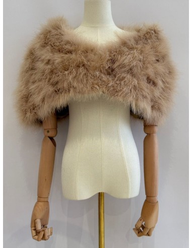 Capa de plumas con cierre frontal mediante broche interior.