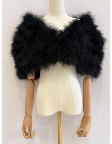 Capa de plumas con cierre frontal mediante broche interior.