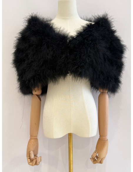 Capa de plumas con cierre frontal mediante broche interior.