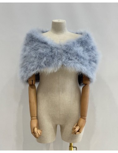 Capa de plumas con cierre frontal mediante broche interior.