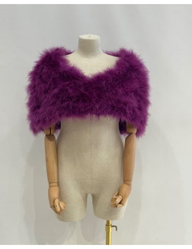 Capa de plumas con cierre frontal mediante broche interior.