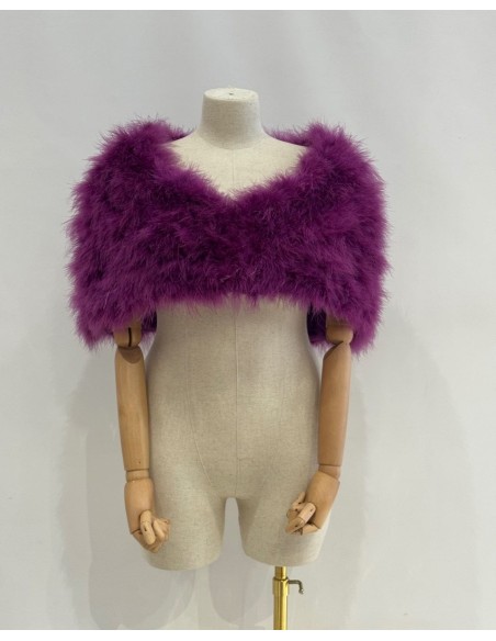 Capa de plumas con cierre frontal mediante broche interior.