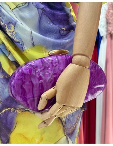 El clutch perfecto que realza todo tipo de vestidos, para añadir el toque mágico.