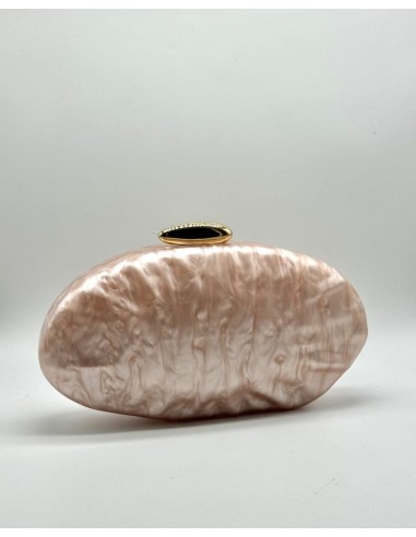 El clutch perfecto que realza todo tipo de vestidos, para añadir el toque mágico.