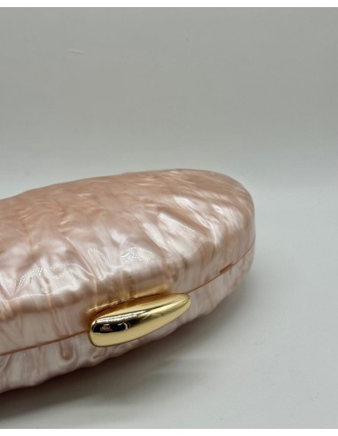 El clutch perfecto que realza todo tipo de vestidos, para añadir el toque mágico.