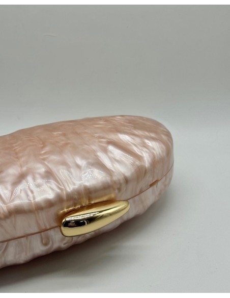 El clutch perfecto que realza todo tipo de vestidos, para añadir el toque mágico.