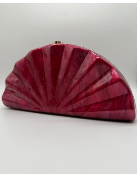 El clutch en nacar perfecto que realza todo tipo de vestidos, para añadir el toque mágico.