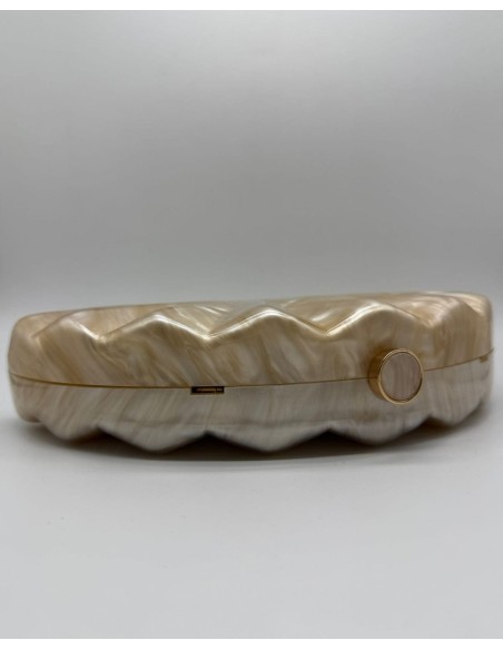 El clutch en nacar perfecto que realza todo tipo de vestidos, para añadir el toque mágico.
