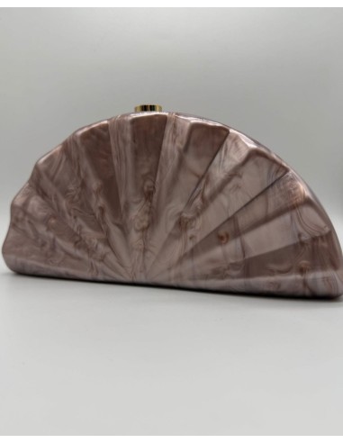 El clutch en nacar perfecto que realza todo tipo de vestidos, para añadir el toque mágico.