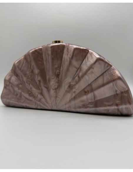 El clutch en nacar perfecto que realza todo tipo de vestidos, para añadir el toque mágico.