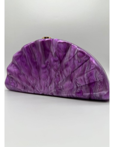 El clutch en nacar perfecto que realza todo tipo de vestidos, para añadir el toque mágico.
