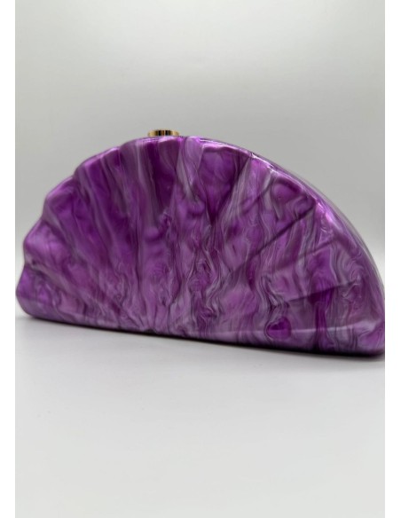 El clutch en nacar perfecto que realza todo tipo de vestidos, para añadir el toque mágico.