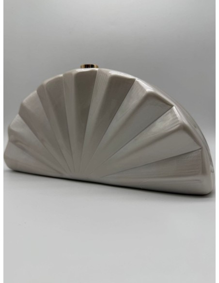 El clutch en nacar perfecto que realza todo tipo de vestidos, para añadir el toque mágico.