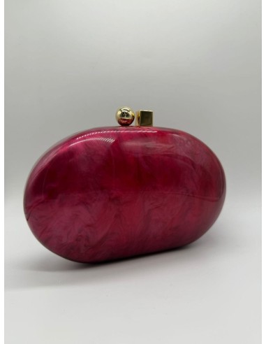 El clutch perfecto que realza todo tipo de vestidos, para añadir el toque mágico.