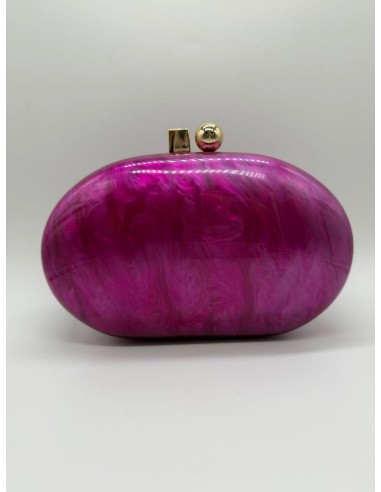 El clutch perfecto que realza todo tipo de vestidos, para añadir el toque mágico.