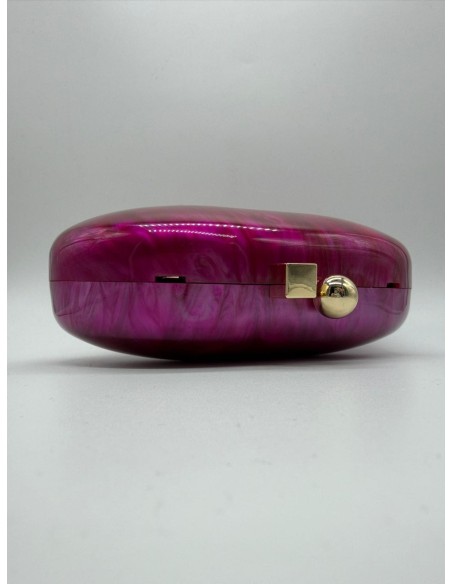 El clutch perfecto que realza todo tipo de vestidos, para añadir el toque mágico.