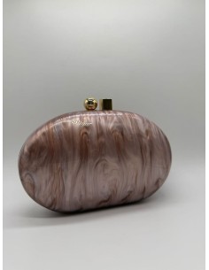 El clutch perfecto que realza todo tipo de vestidos, para añadir el toque mágico.