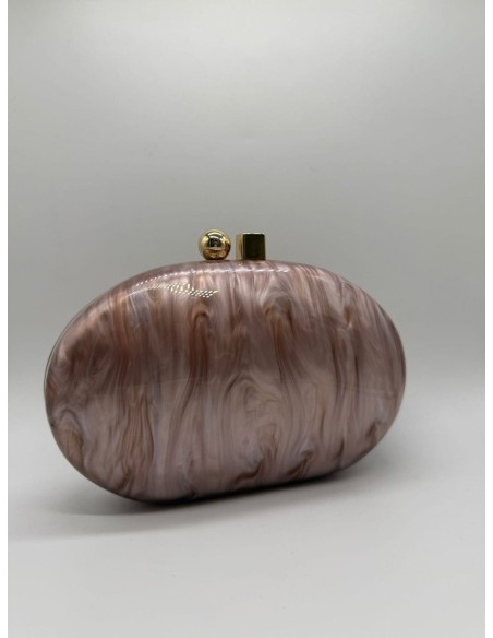El clutch perfecto que realza todo tipo de vestidos, para añadir el toque mágico.