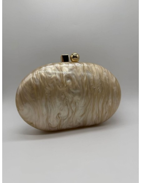 El clutch perfecto que realza todo tipo de vestidos, para añadir el toque mágico.