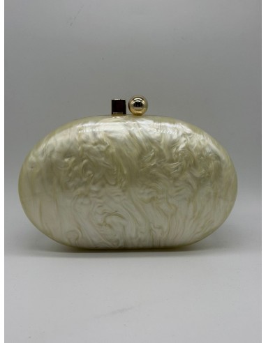 El clutch perfecto que realza todo tipo de vestidos, para añadir el toque mágico.