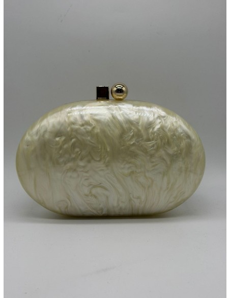 El clutch perfecto que realza todo tipo de vestidos, para añadir el toque mágico.