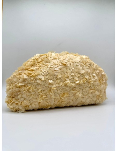 El clutch perfecto que realza todo tipo de vestidos, para añadir el toque mágico.