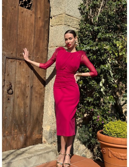 Vestido midi y corte recto con cuello redondo confeccionado en crepe y tul drapeado con detalle de plumas en el hombro.
