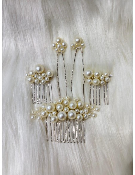 Peinas de metal, con perlas ideal para un recogido sencillo y elegante.