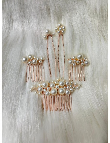 Peinas de metal, con perlas ideal para un recogido sencillo y elegante.