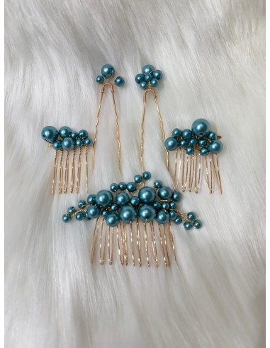 Peinas de metal, con perlas ideal para un recogido sencillo y elegante.